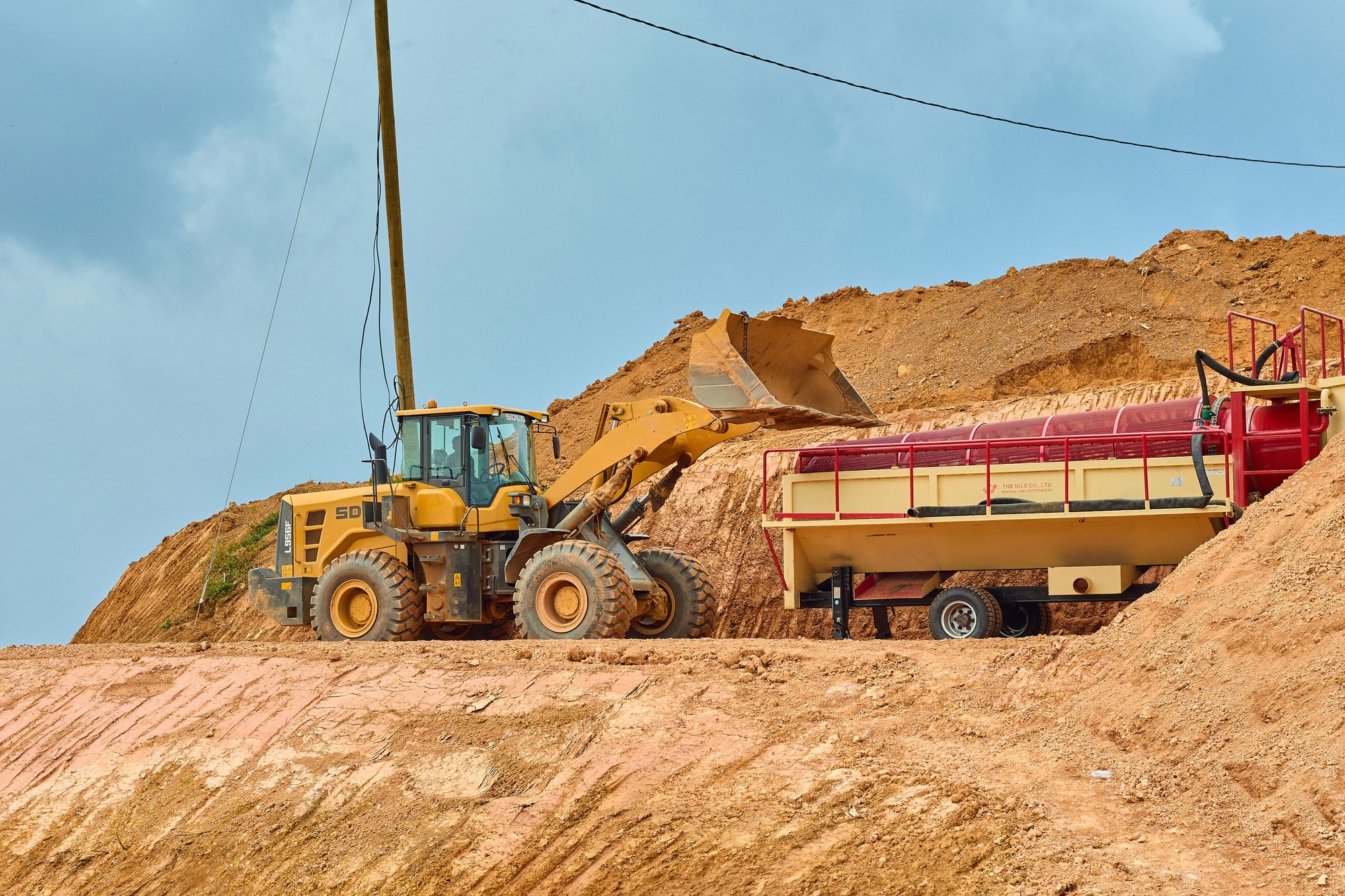 A wheel loader feeding the wash plant